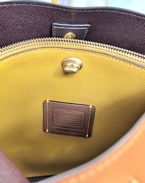 Прадам сумку Coach