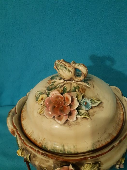 Grande terrina com  tampa pintada à mão