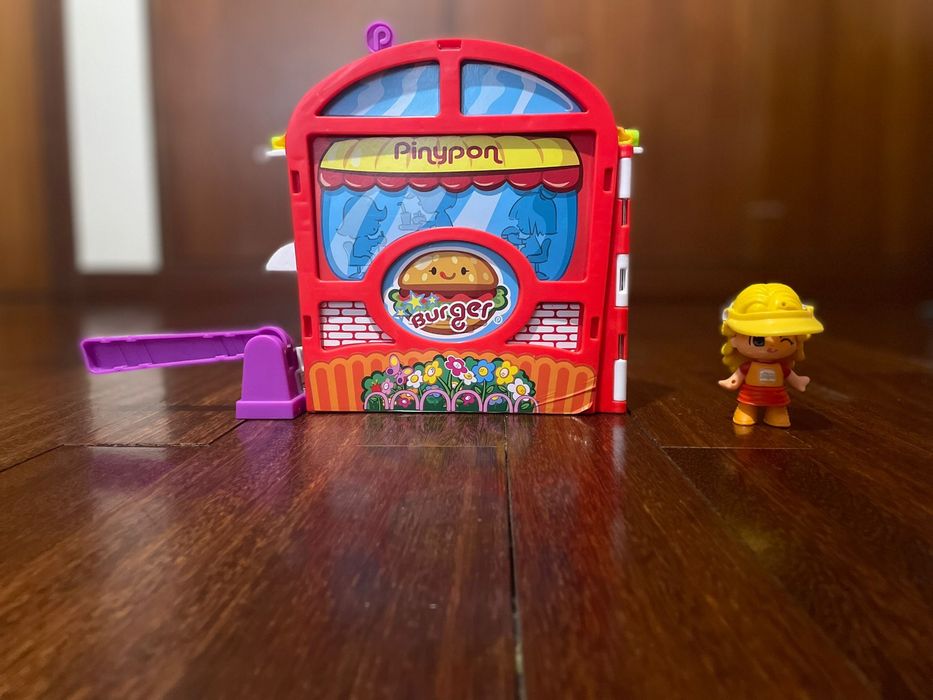 Hamburgueria pinypon com maior parte de peças