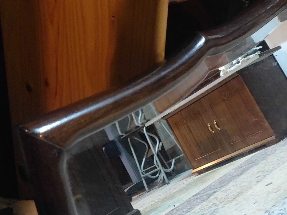 Espelho com moldura em madeira