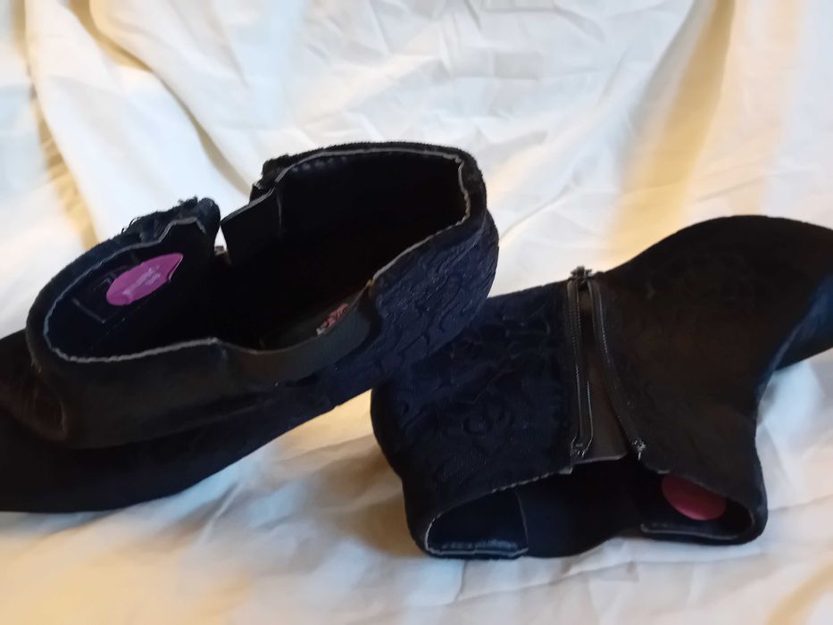 Buty botki kolor czarny motyw kwiatowy