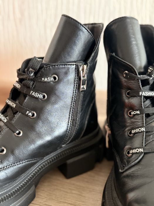 Чорні шкіряні ботинки