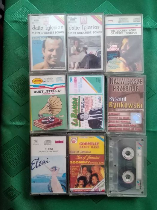 Kasety magnetofonowe z przebojami z lat ubiegłych.