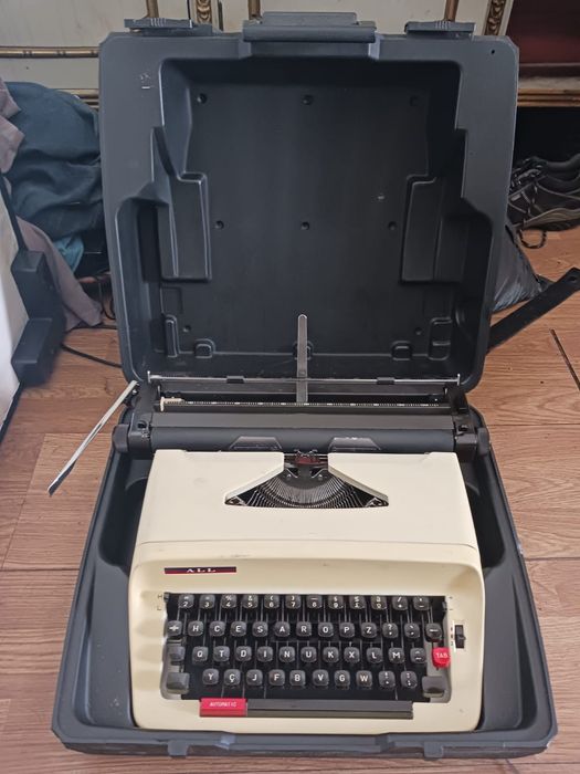 Máquina de escrever antiga automática64752261431937125