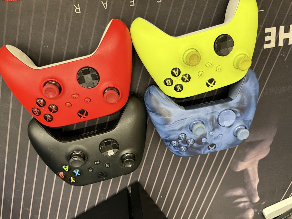 Xbox series X і 4 геймпади