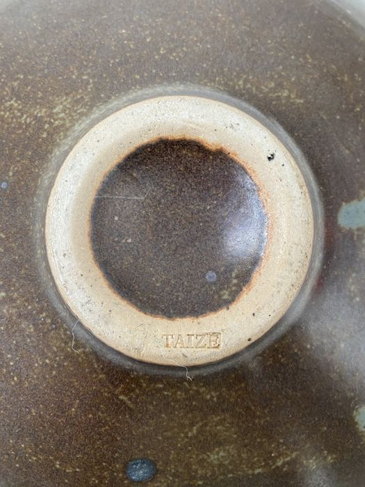 Pratos de cerâmica feitos à mão antiga