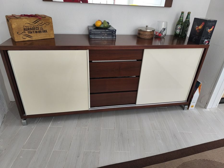 Mesa de jantar, cadeiras, aparador e espelho