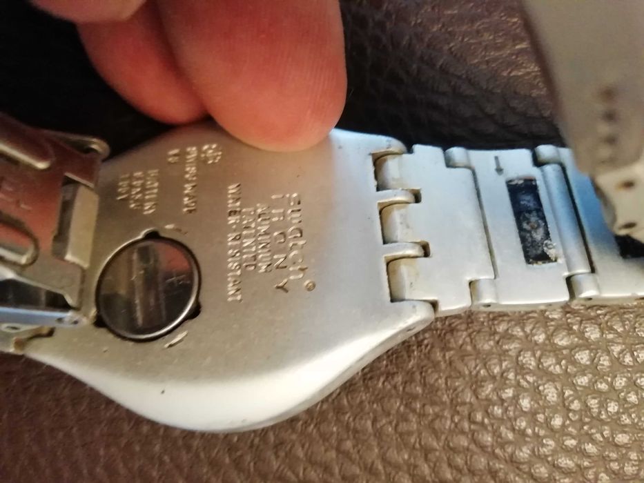 2 relógios Swatch - Preto e prateado*