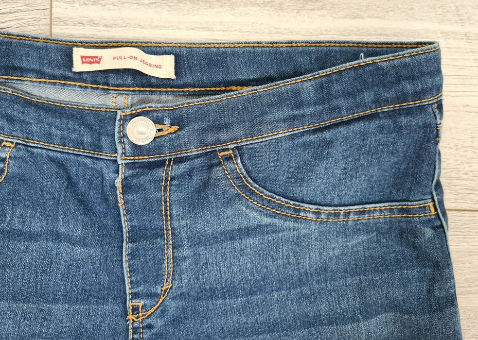 Levi Straus & Company jeansy