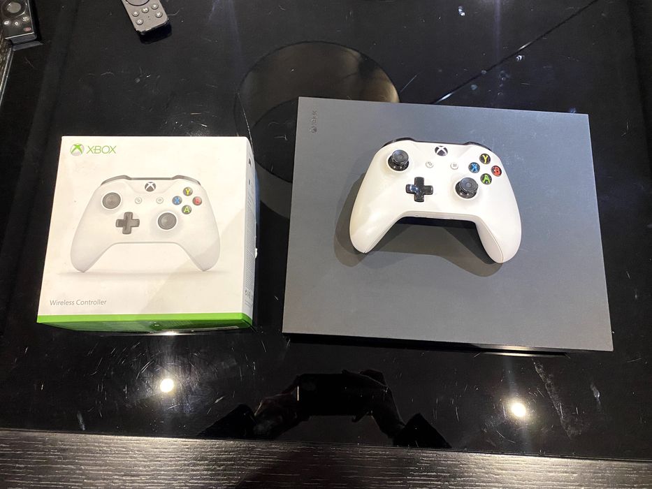 Xbox One X - 1TB