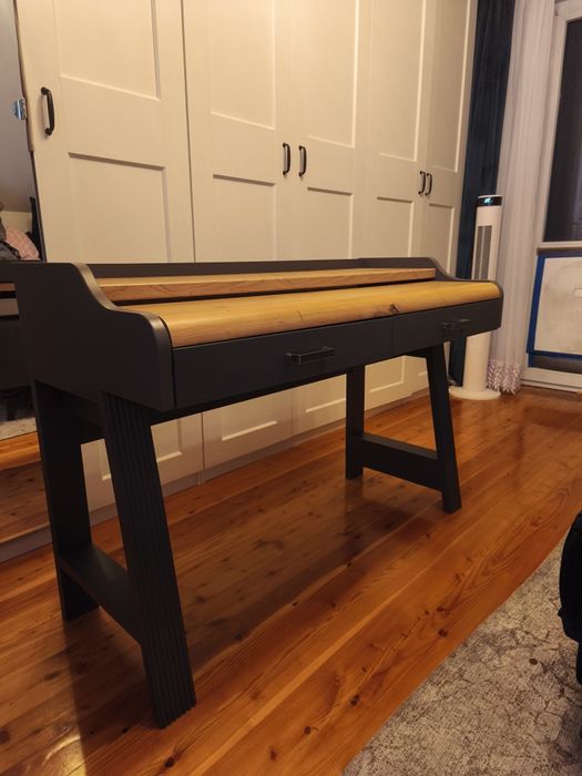 Biurko z wysuwanym blatem