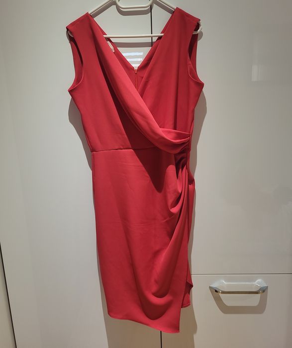 Elegancka Sukienka  w pięknym czerwonym kolorze.