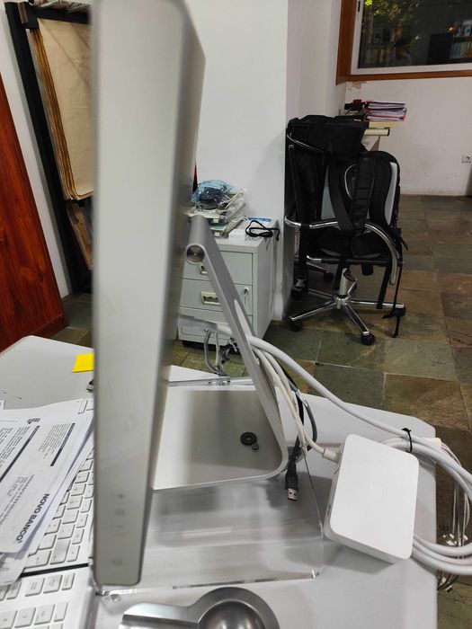 Apple Cinema Display 20 polegadas, estado como novo.