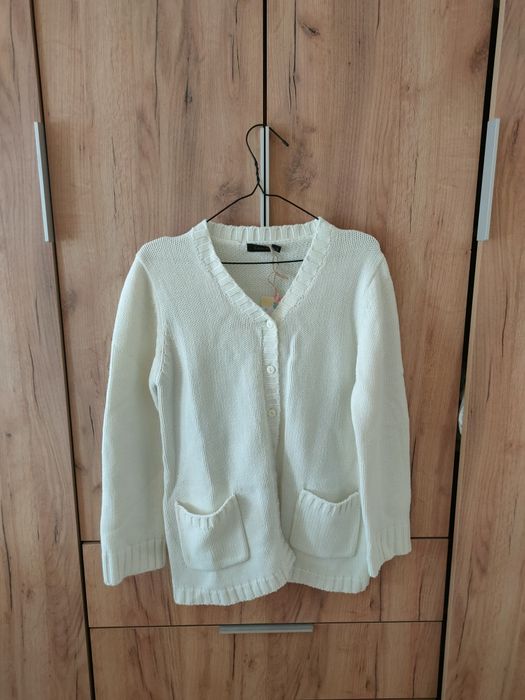 Білий кардиган на пуговках