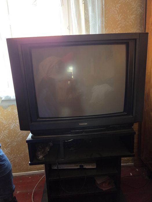 Stary telewizor Toshiba 285D8W