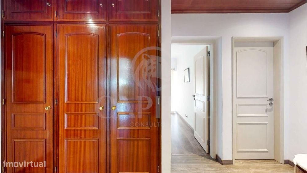 Apartamento T2 totalmente remodelado, com garagem e arrecadação, em Ca