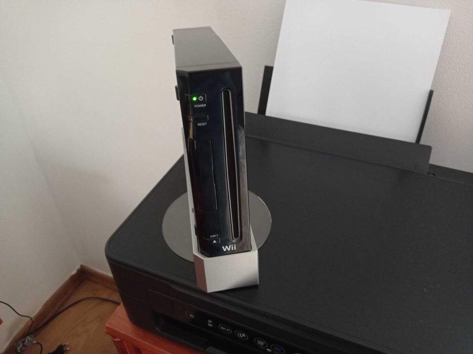 Nintendo Wii Preta + Caixa + 4 Jogos + 2 Comandos + Acessórios