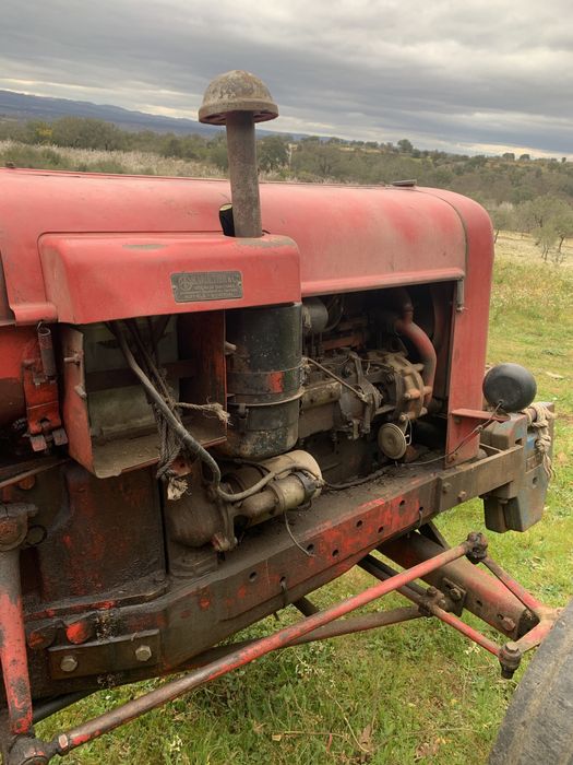 Máquina Azeitona + Trator Nuffield Universal