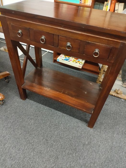 Pequeno Aparador em madeirq