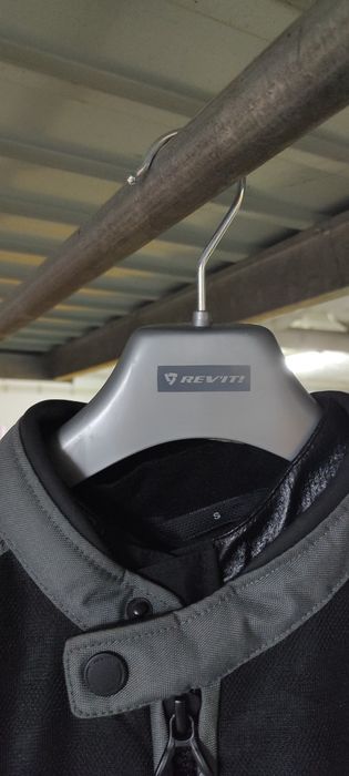 Casaco Rev'it 
A Rev'it, uma marca holandesa de equipamento d
