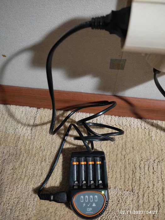 Зарядное для 4х Ni-MH аккумуляторов форм-фактора АА или ААА