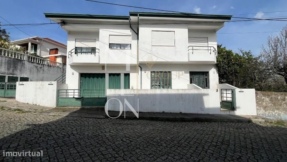 Prédio com 3 Frações independentes (dois T2 e Comercio) Cidade Maia