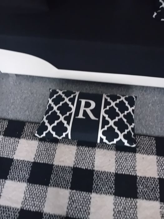 Poszewki ozdobne z inicjałami