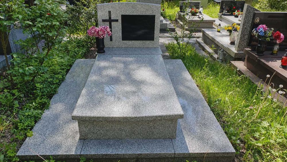 granitowy grobowiec Kraków Prądnik Czerwony - Batowice przy kaplicy ekumenicznej – pohled 4