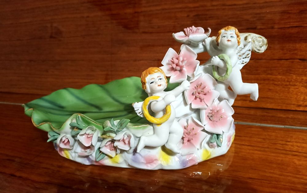 Фарфорова статуетка