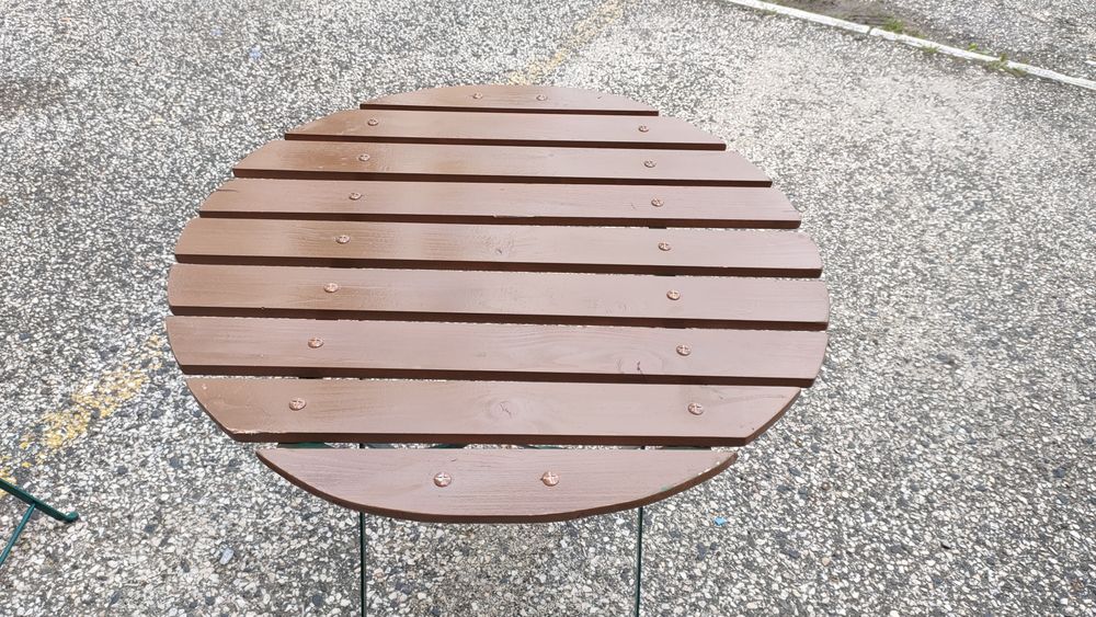 Mesa e cadeiras de jardim rústico