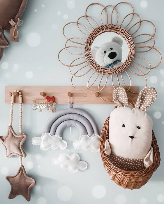 Wiklinowy wiszacy koszyczek pojedynczy pompony handmade