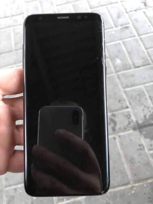 Телефон Samsung s8.