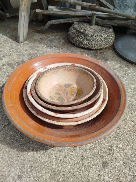 Alguidares de barro antigos