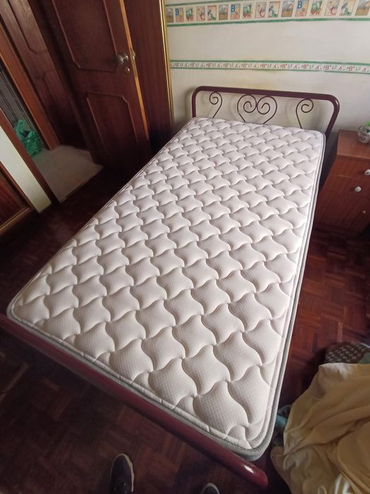 Colchão de solteiro e cama