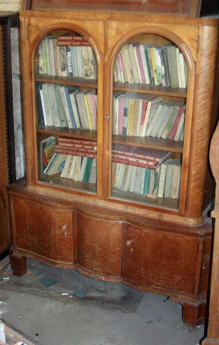 antyki biblioteka biblioteczka witryna
