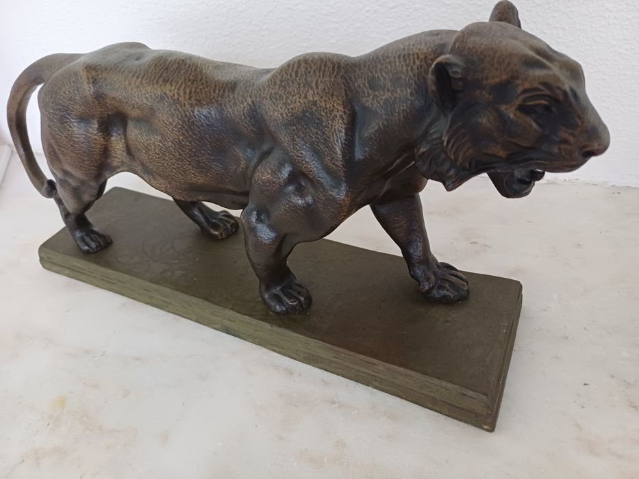 Escultura de pantera