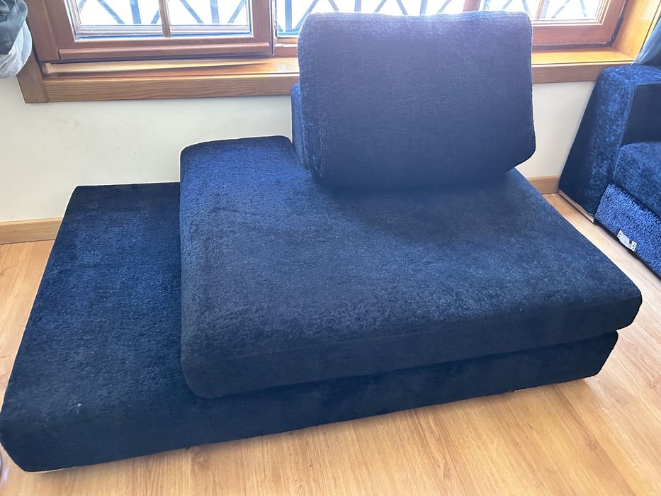 sofá preto de três lugares