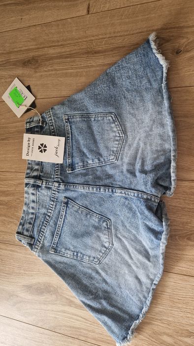 Rozkloszowane krótkie spodenki xs