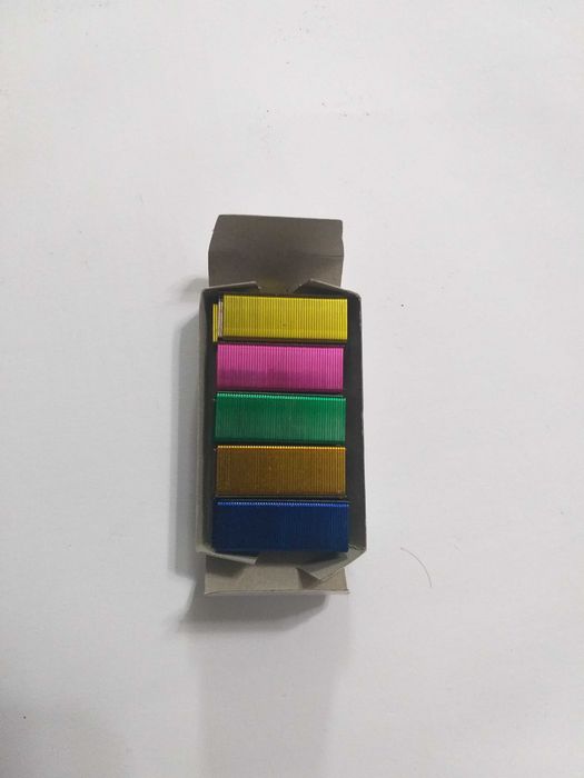 Caixa de Agrafos n.º 10 coloridos Nova com 1000 unidades
