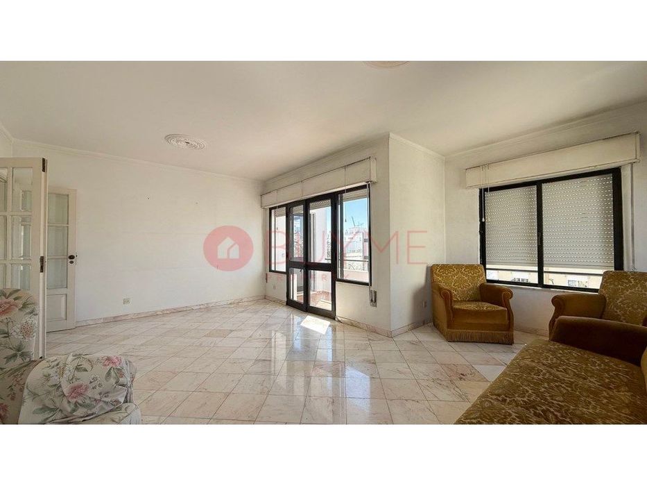 Apartamento T3 com Terraços e Garagem em Loulé