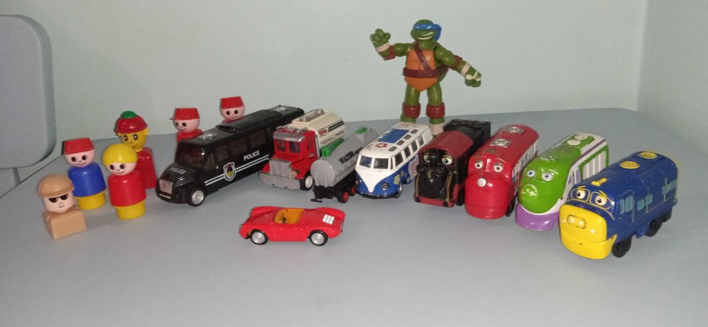 Zabawki (Stacyjkowo, samochody, żółw ninja, ludziki) lub na sztuki