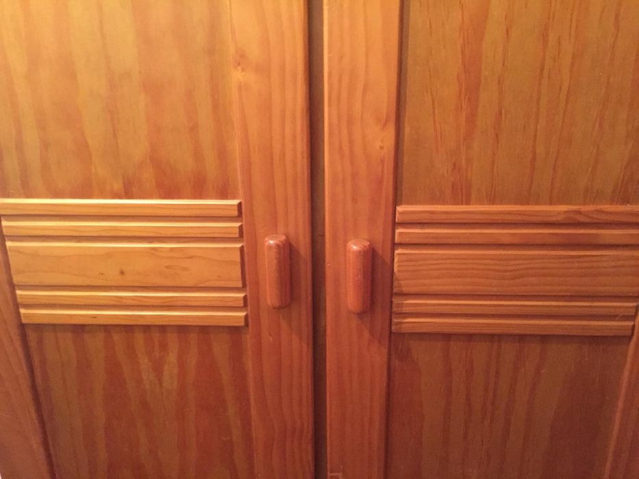 Armário em madeira maciça de pinho - espaçoso e resistente