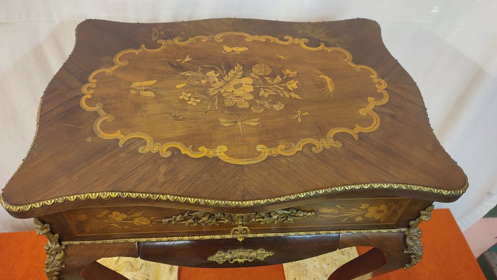 Mesa trabalhada com acabamentos metálicos