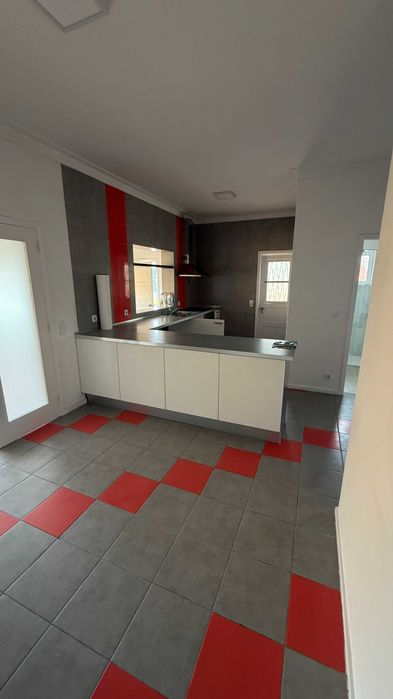 Moradia T2+1 Remodelada para Arrendamento em Canidelo – Vila Nova de Gaia