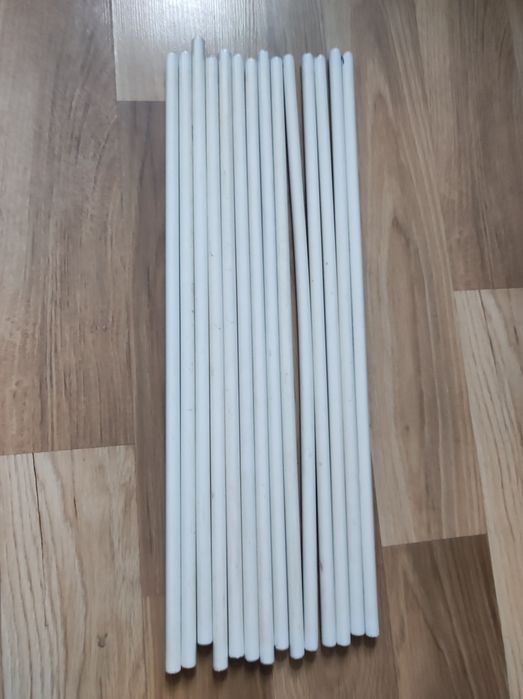Białe metalowe rurki po półce na buty