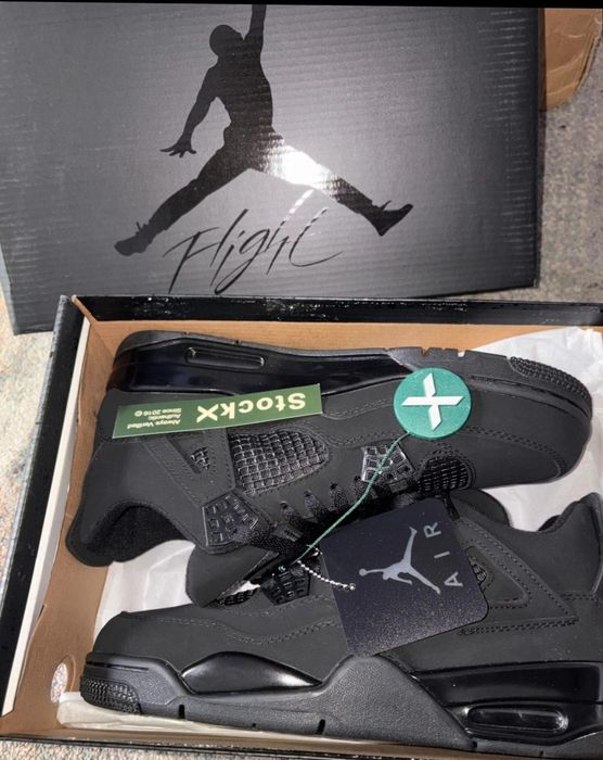 Ténis Jordan 4 pretos