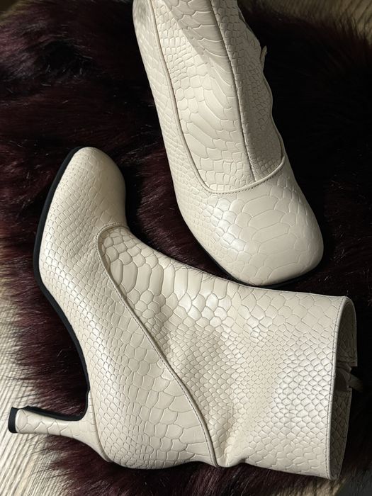 Чоботи ботільйони шкіряні черевики