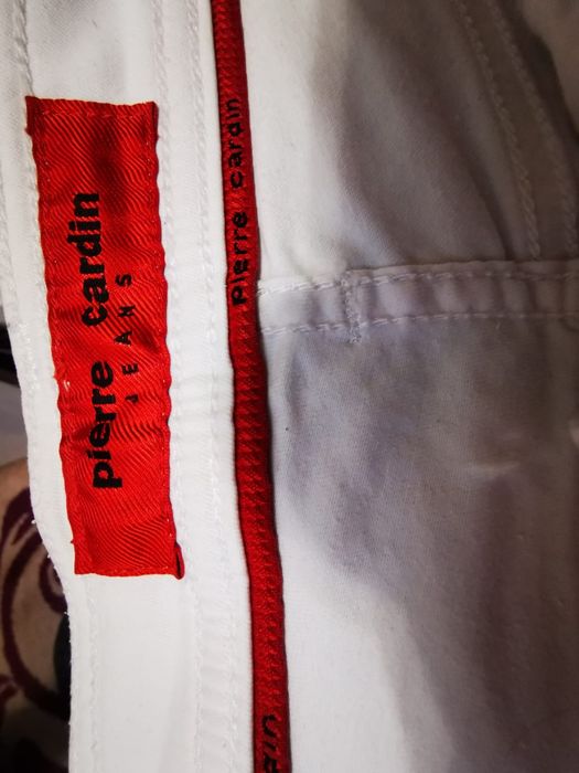 Белые мужские джинсы