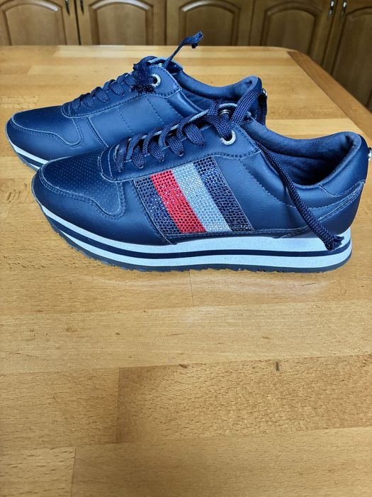 Продам жіночі кросівки Tommy Hilfiger р.37