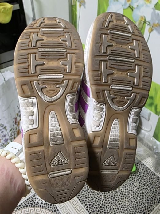 Фірмові кросівки адідас